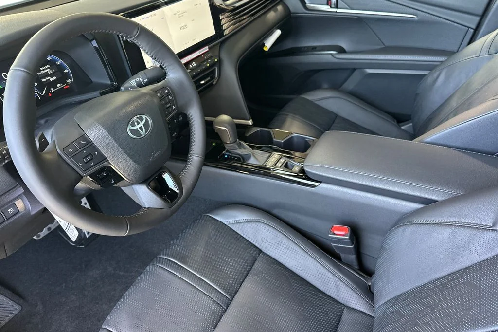 New 2026 Wind Chill Pearl with Midnight Black Metallic roof <sup>1</sup> Toyota  XSE image 10