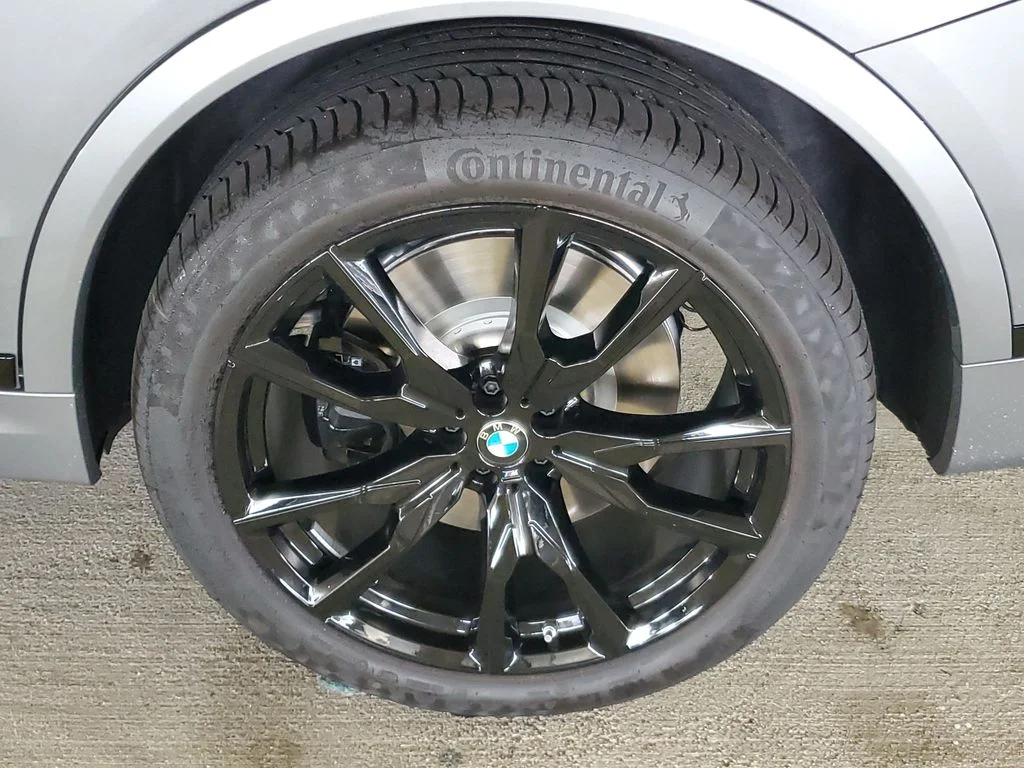 New 2027 Skyscraper Grey Metallic BMW M60i image 5
