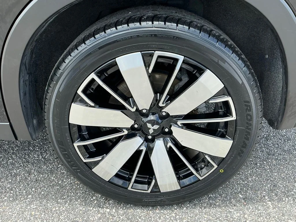 Used 2025  Mitsubishi SE image 21
