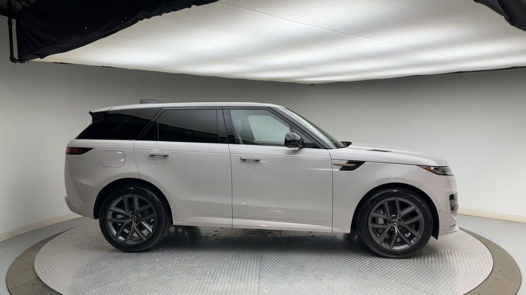 Used 2025  Land Rover Dynamic SE image 9