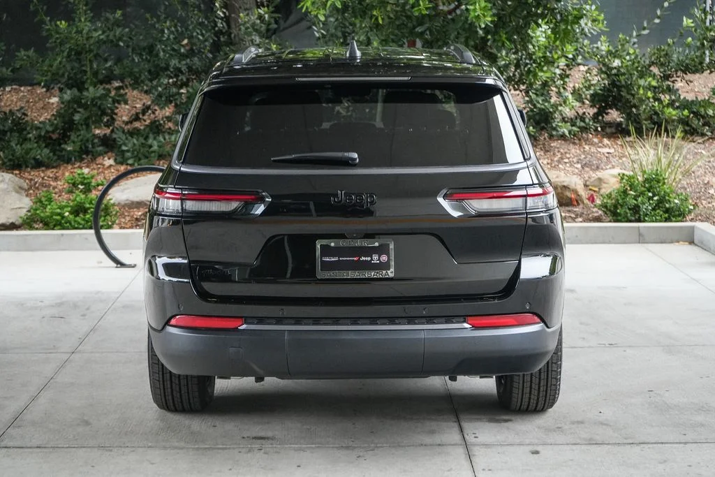 New 2026 Diamond Black Crystal Pearlcoat Jeep Altitude image 5
