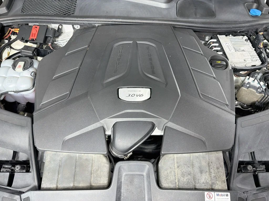 Used 2019  Porsche Base image 31