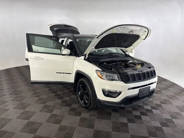 Used 2018 White Jeep Latitude image 12