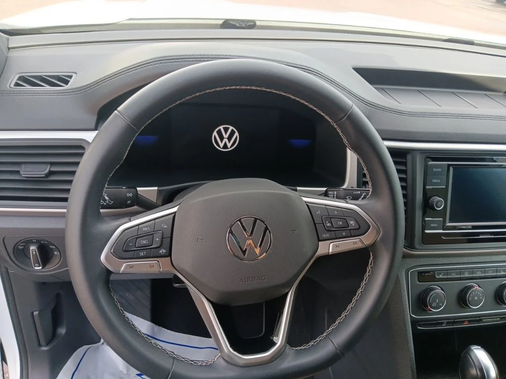 Used 2022 Pure White Volkswagen 2.0T SE image 16