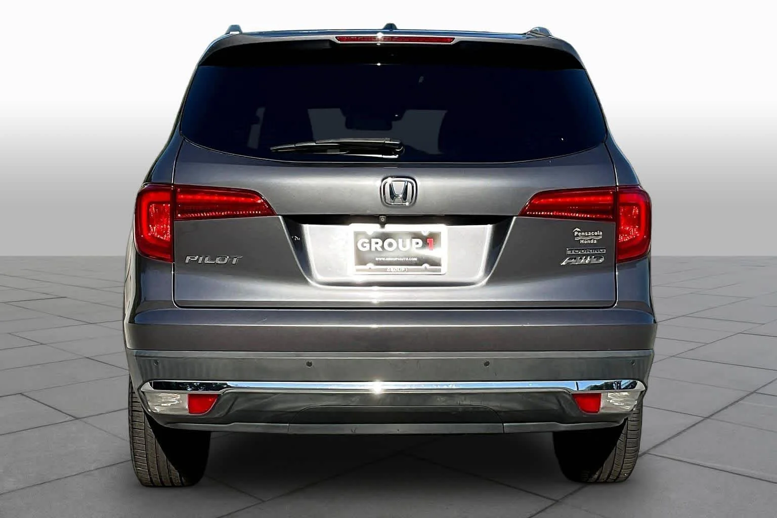 Used 2017 Lunar Silver Metallic Honda Touring image 4