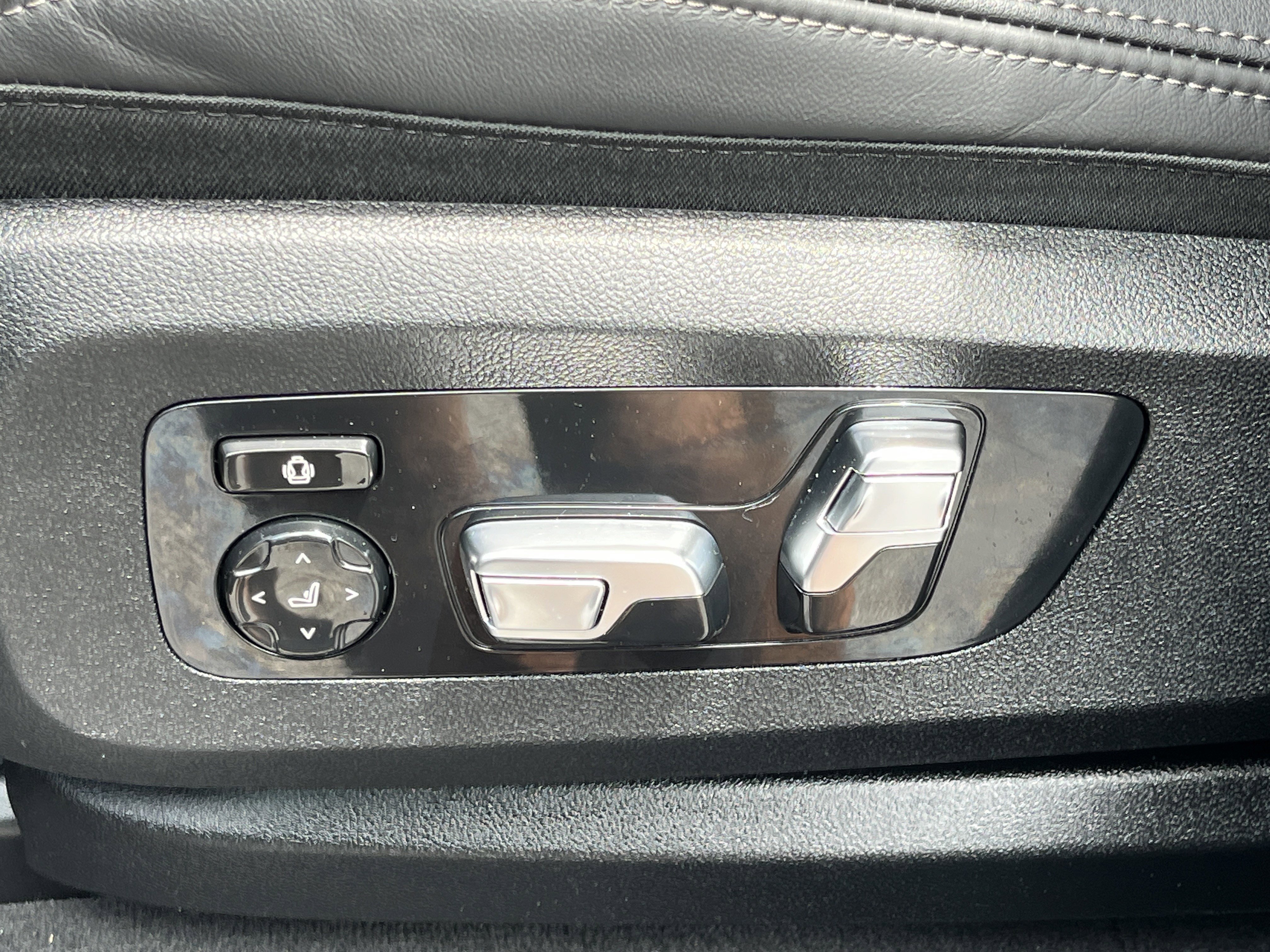 Used 2026 Black Sapphire Metallic BMW xDrive40i image 18