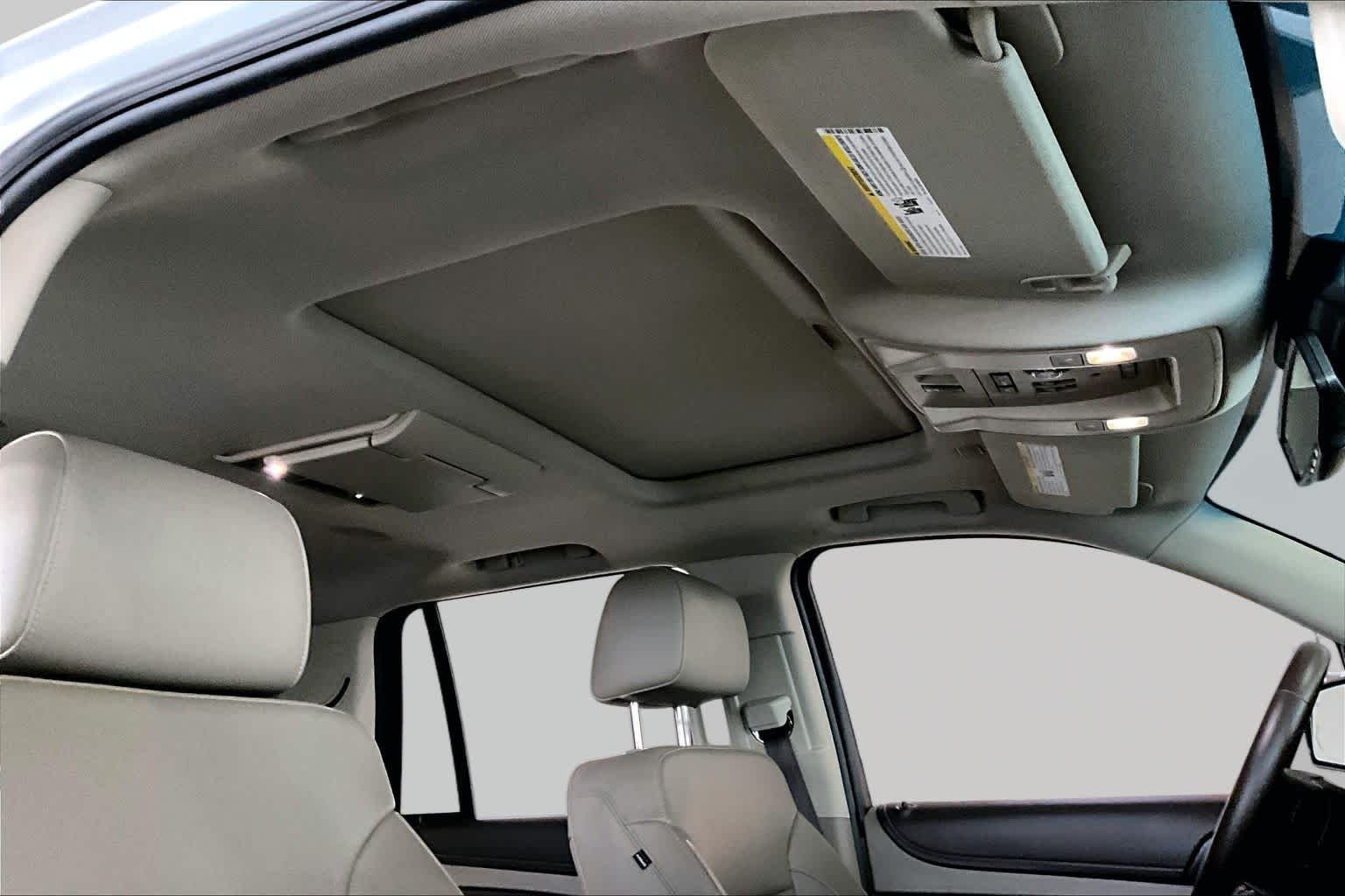 Used 2017 Iridescent Pearl Tricoat Chevrolet Premier image 14