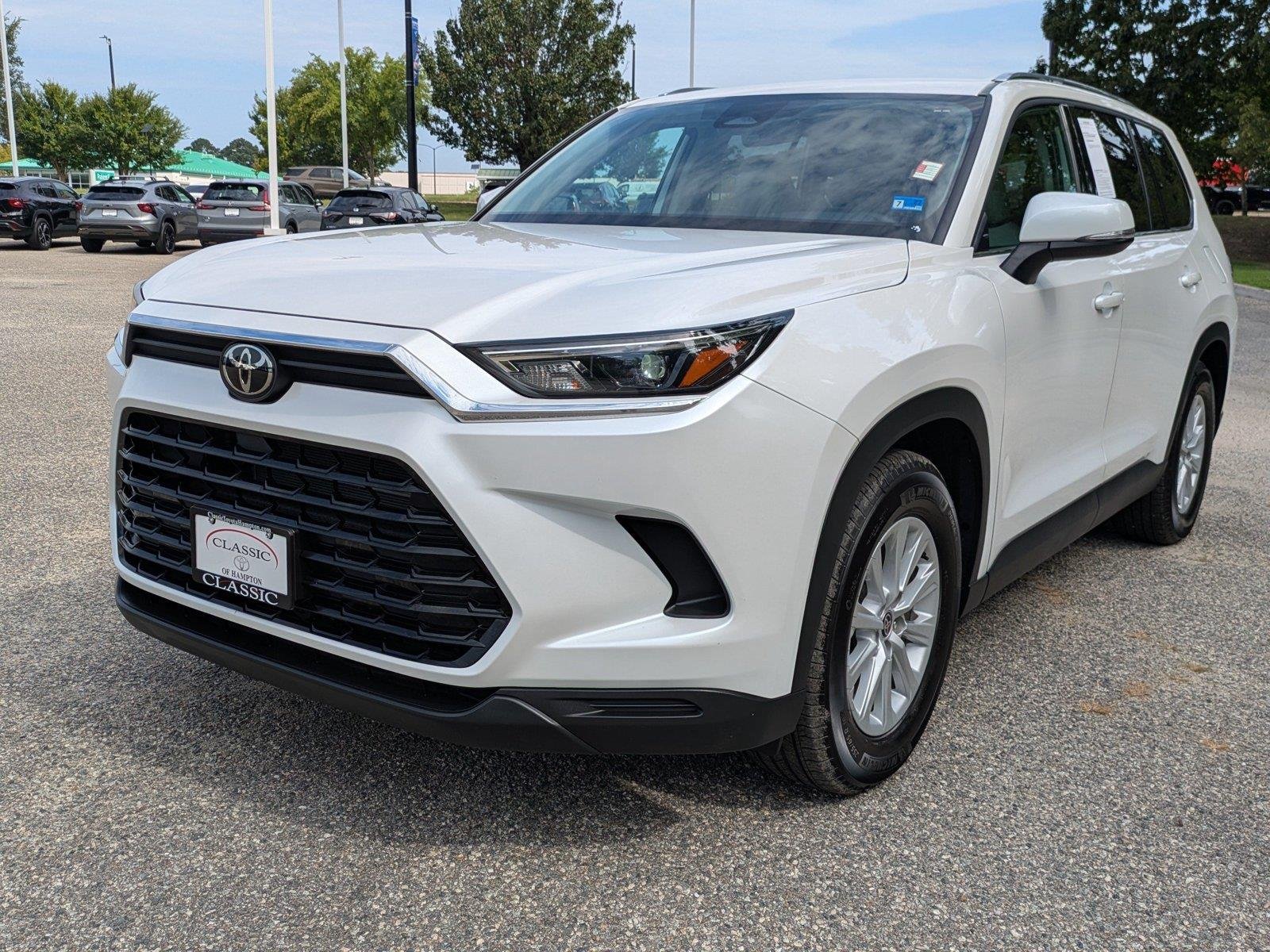 Used 2025 Wind Chill Pearl Toyota Hybrid XLE image 8