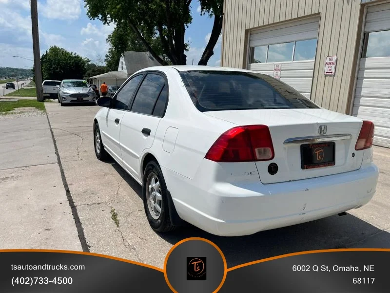 Used 2001 White Honda LX Sedan 4D image 12