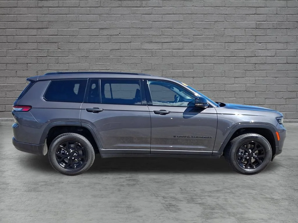 Used 2024 Baltic Gray Metallic Clearcoat Jeep Altitude image 13