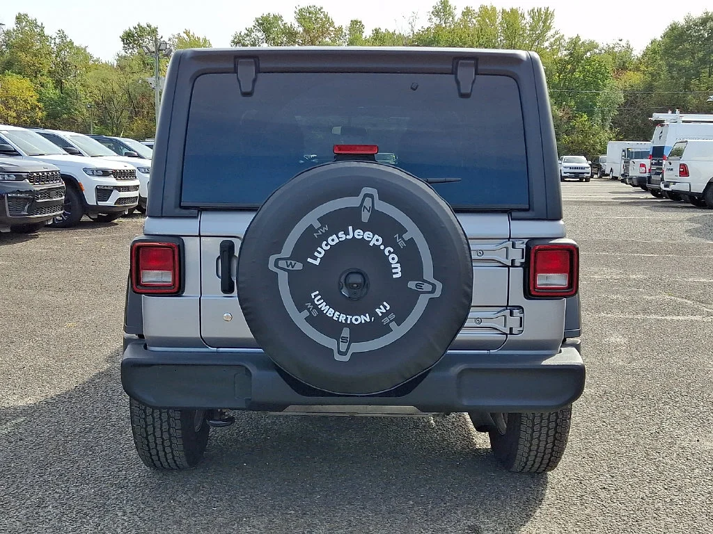 Used 2019 Silver Jeep Unlimited Sport S image 10
