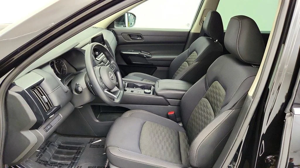 Used 2024 Super Black Nissan S 4WD image 18