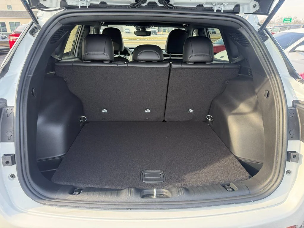 New 2026 White Jeep Latitude image 11