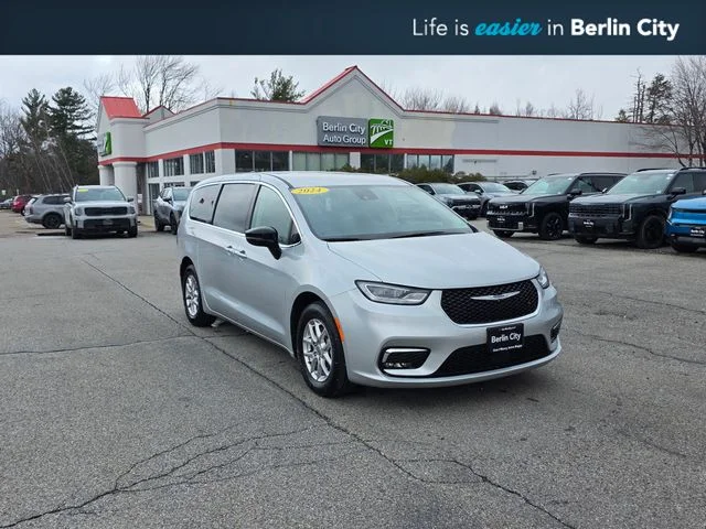 2024 Chrysler Pacifica Touring L's photo