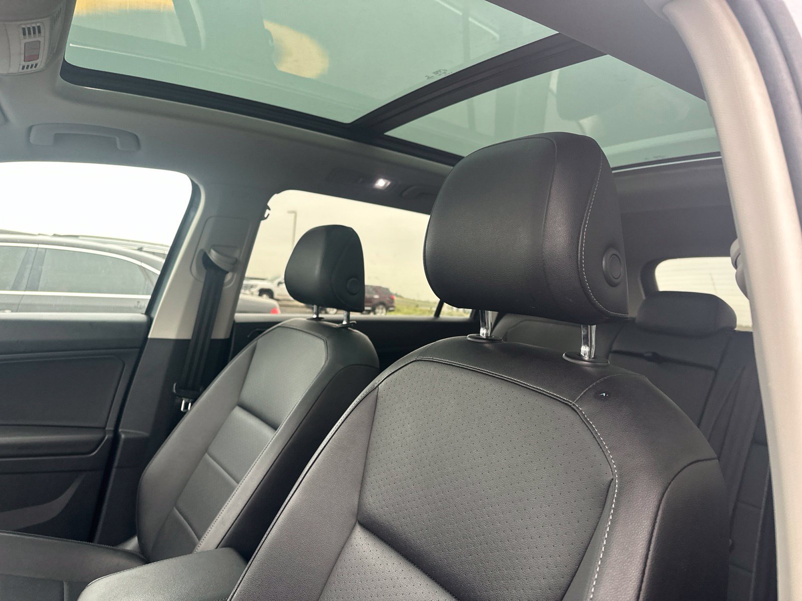 Used 2018 Gray Volkswagen 2.0T SEL image 5