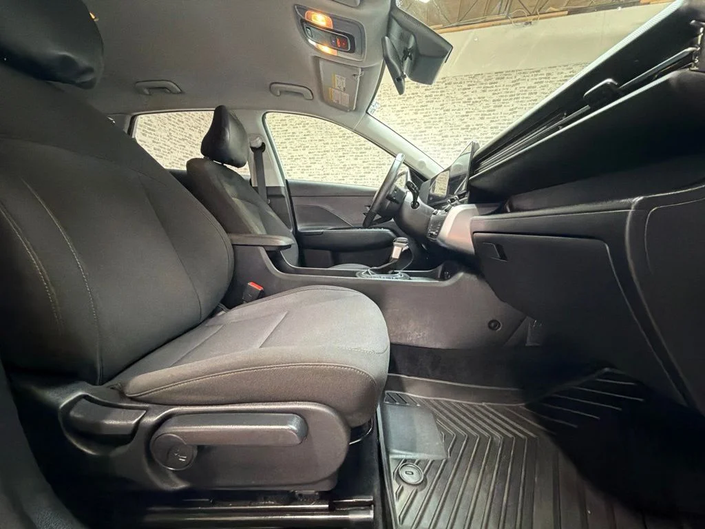 Used 2025 Atlas White Hyundai SEL image 12