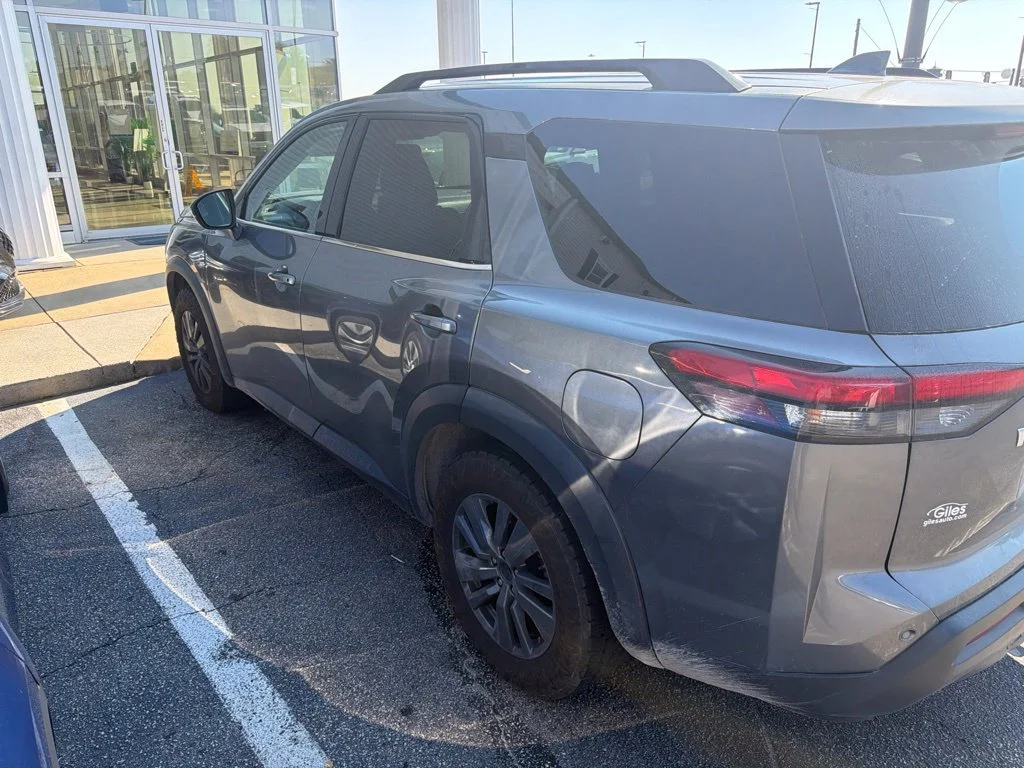 Used 2022 Gray Nissan SV image 3