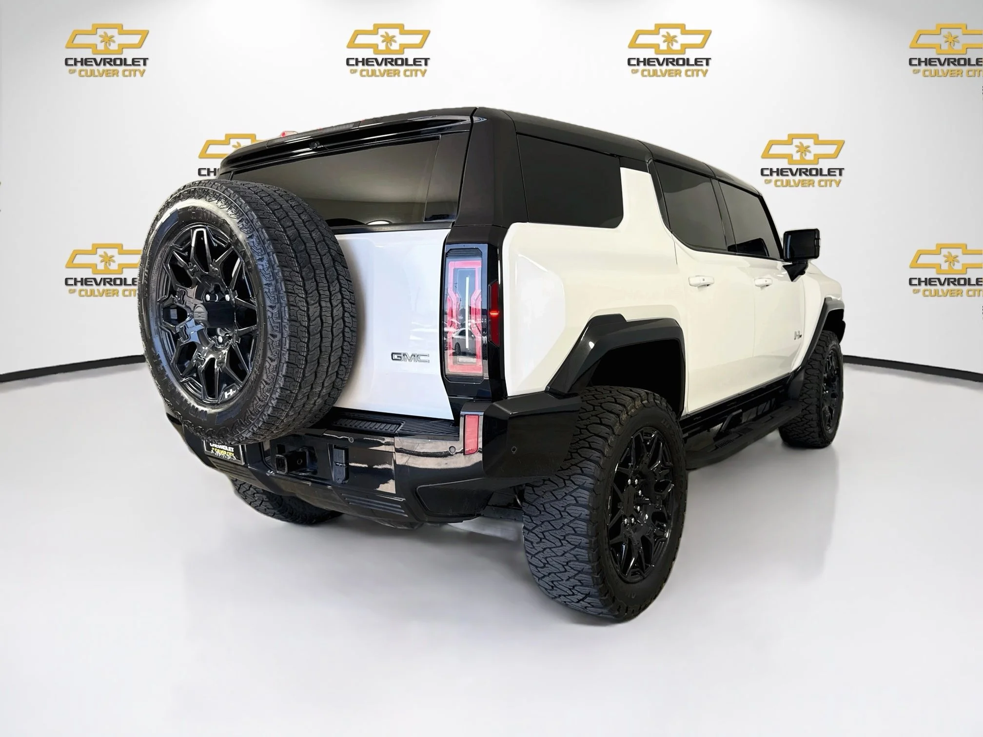 Used 2024 Interstellar White GMC 2X image 8