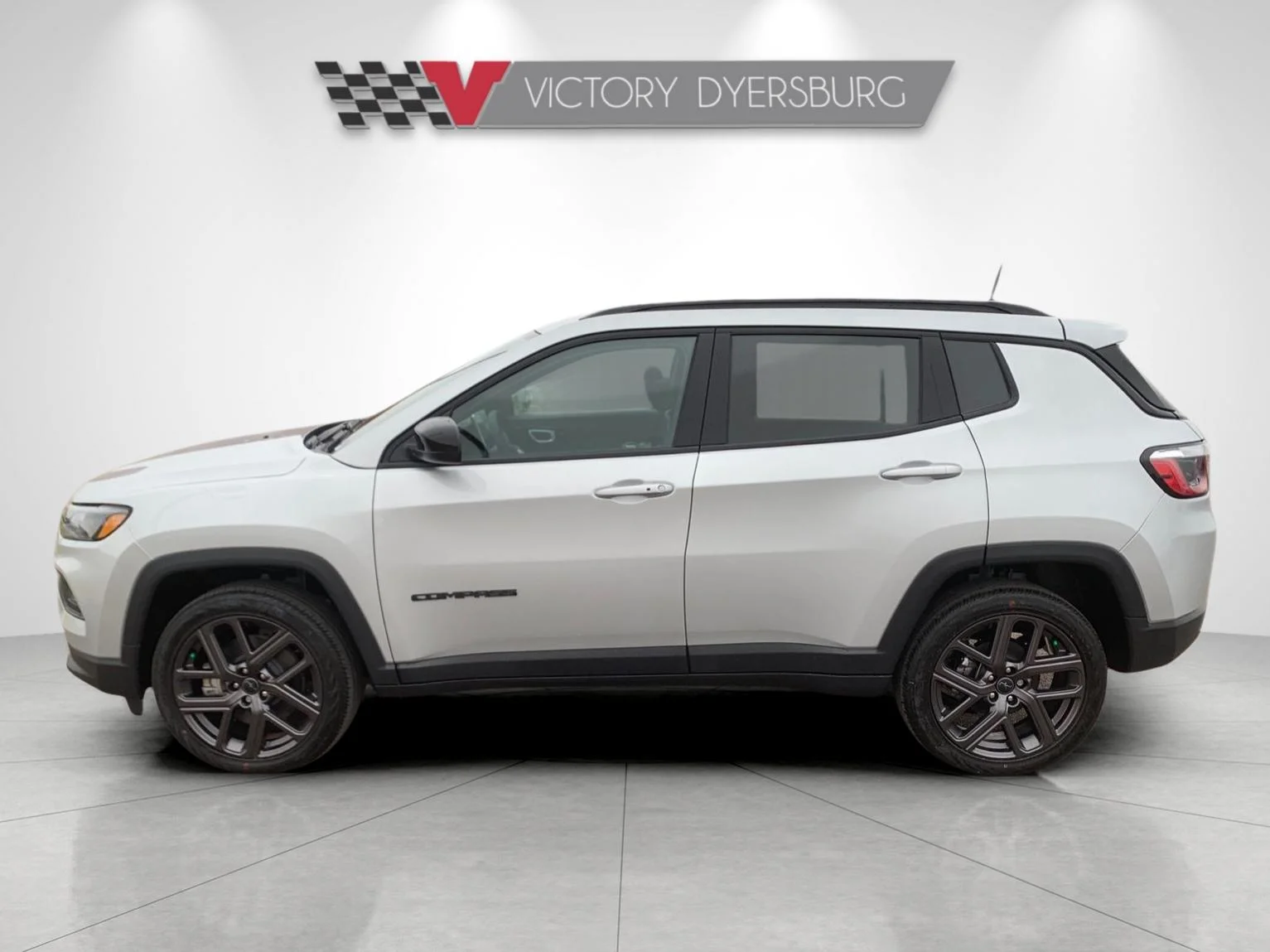 New 2026 Silver Zynith Metallic Clear-Coat Exterior Paint Jeep Latitude image 5