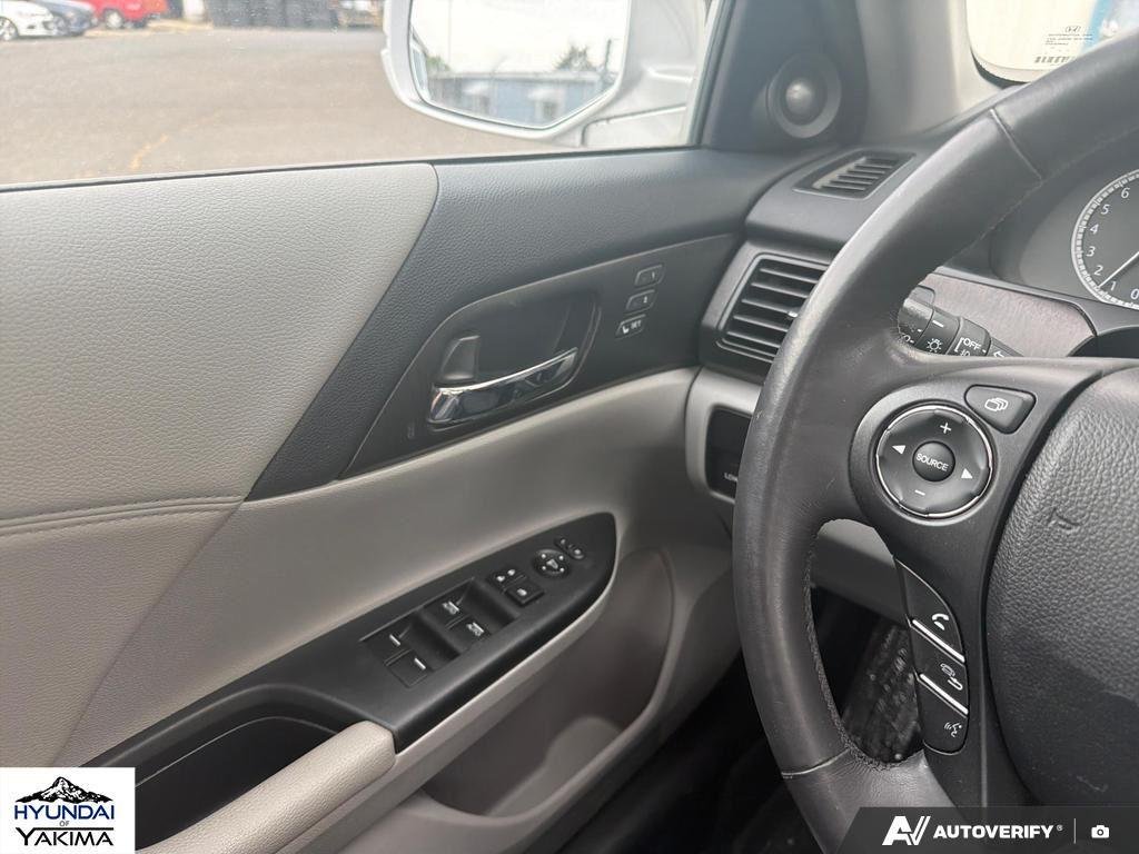 Used 2014 Alabaster Silver Metallic Honda EX-L image 17