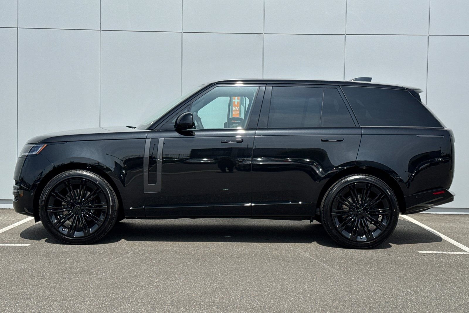 New 2026 Santorini Black Land Rover SE image 2