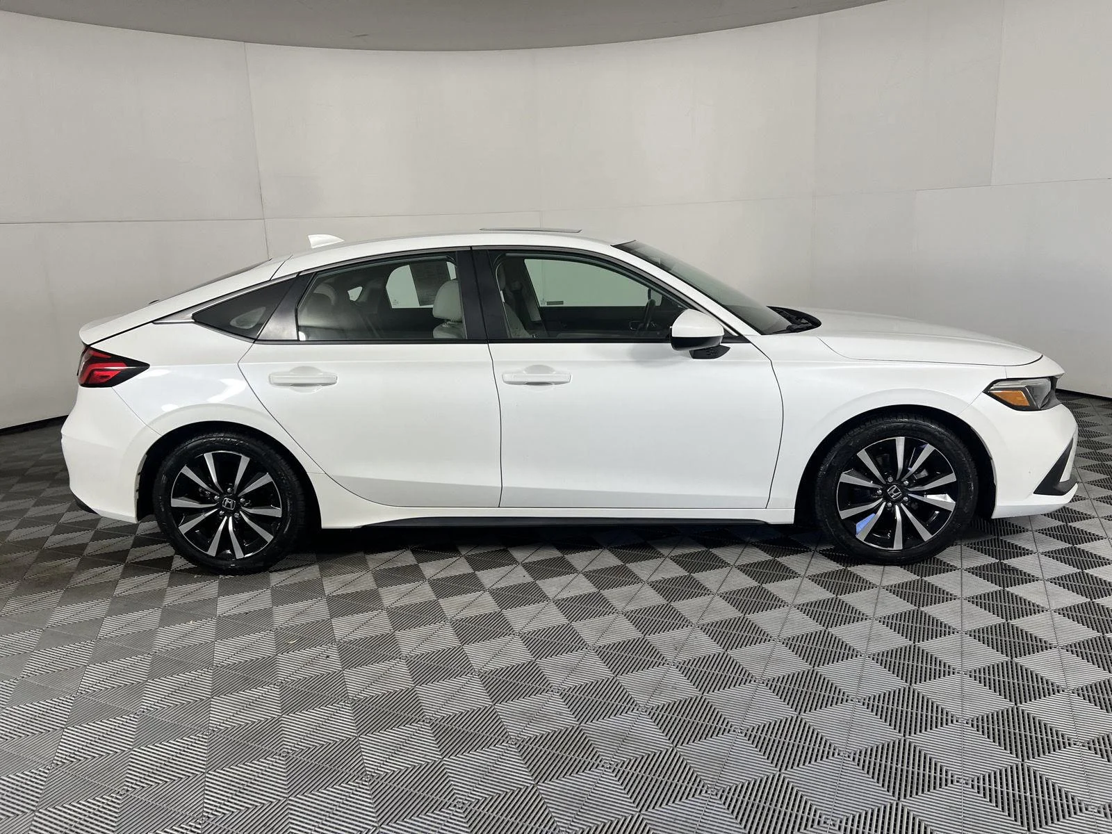 Used 2024 Platinum White Pearl Honda EX-L image 24