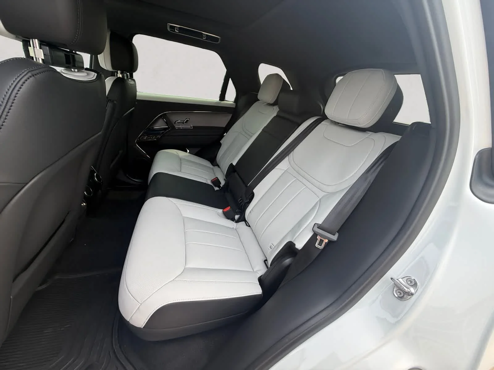 New 2026 Fuji White Land Rover Dynamic SE image 13