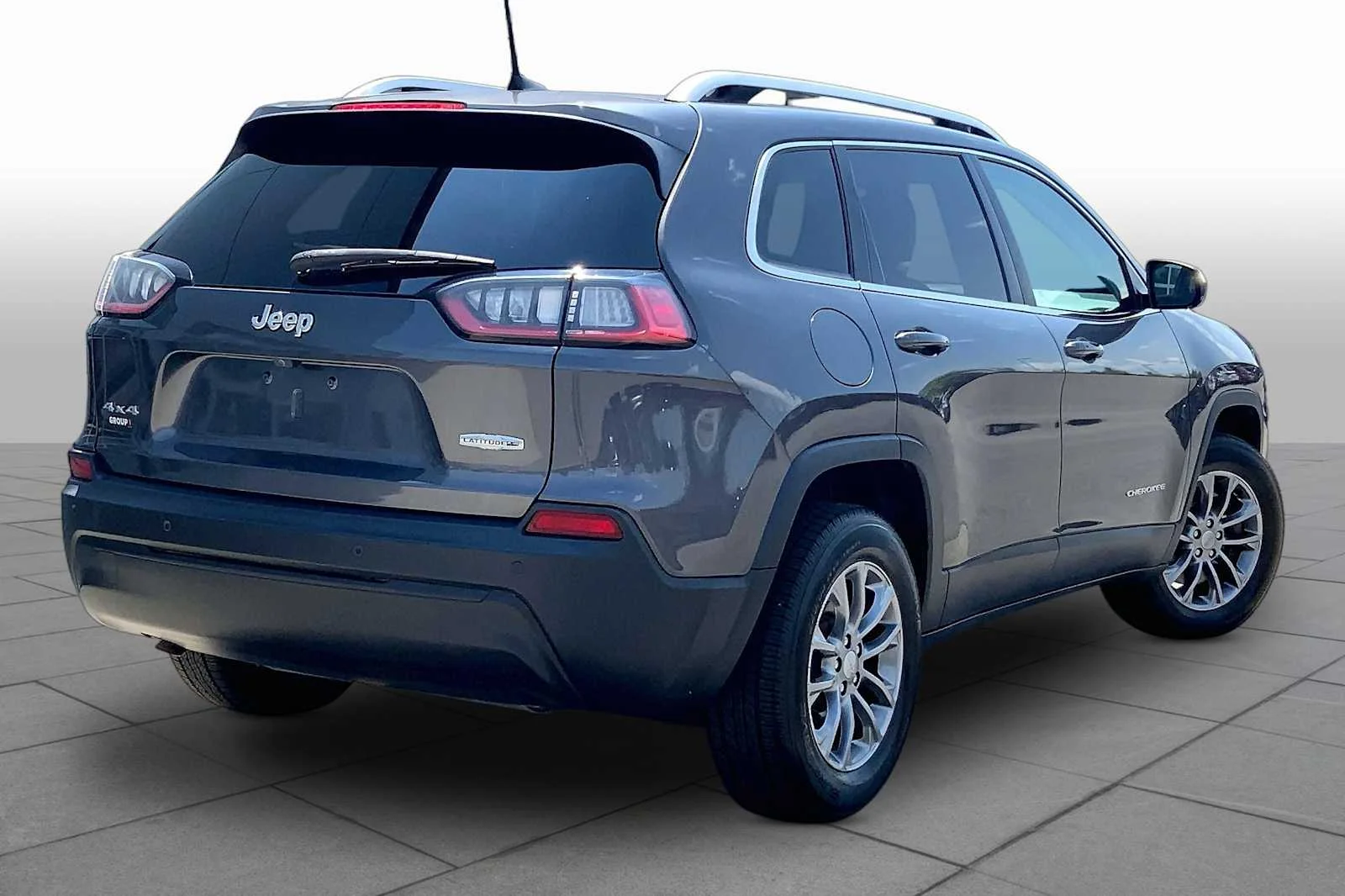 Used 2020 Granite Crystal Metallic Clearcoat Jeep Latitude Plus image 13
