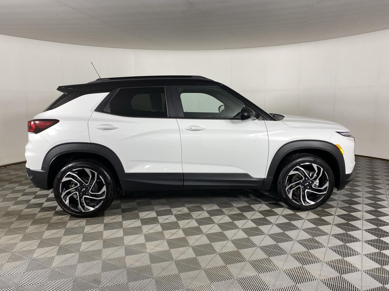 Used 2024 Summit White Chevrolet RS image 7