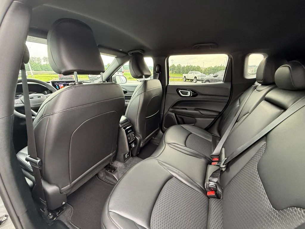 New 2026 Sting-Gray Clearcoat Jeep Latitude image 23