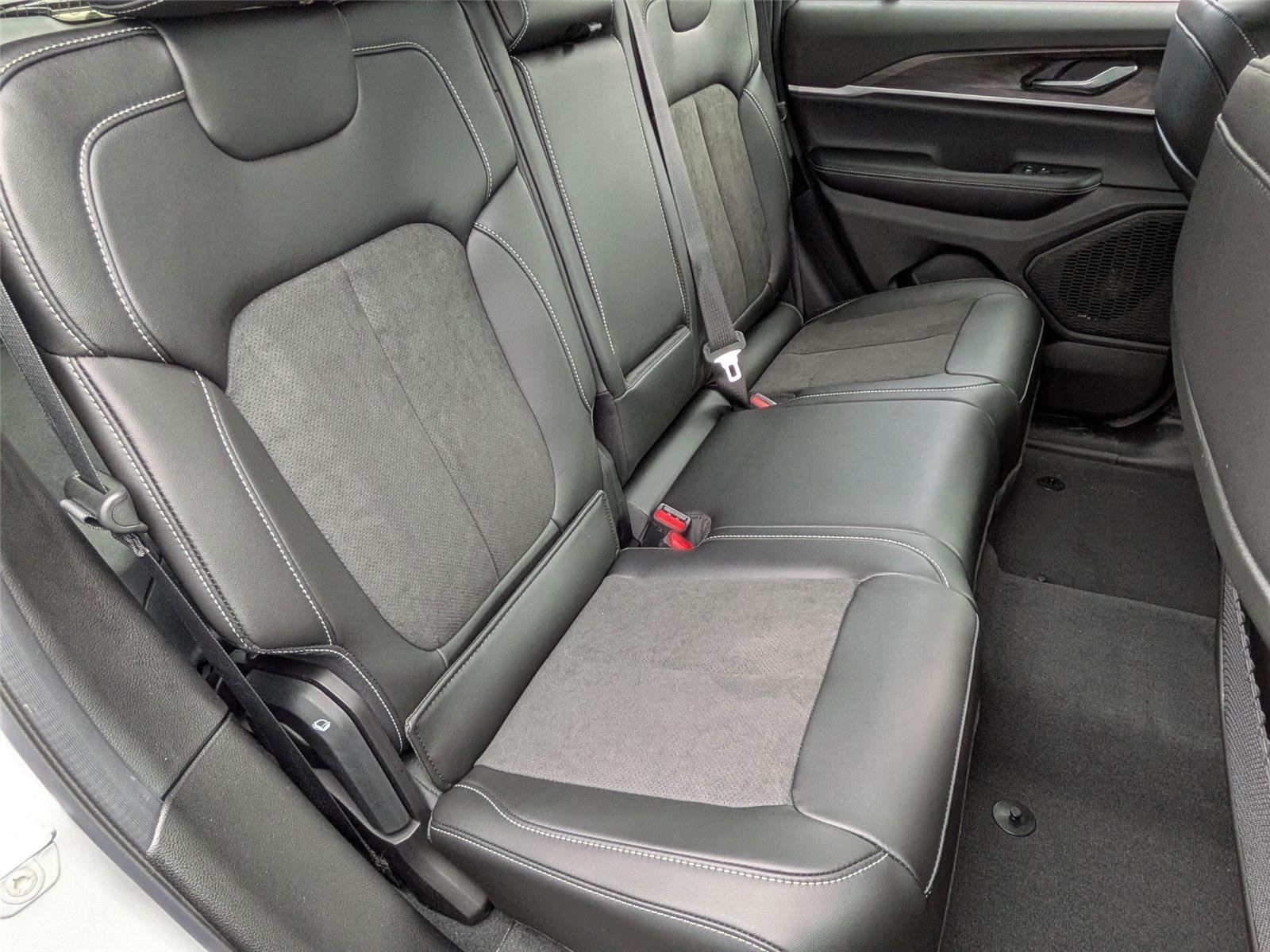 New 2026 Silver Zynith Exterior Paint Jeep Laredo Altitude image 35