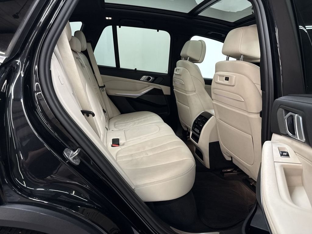 Used 2020 Black Sapphire Metallic BMW xDrive40i image 17
