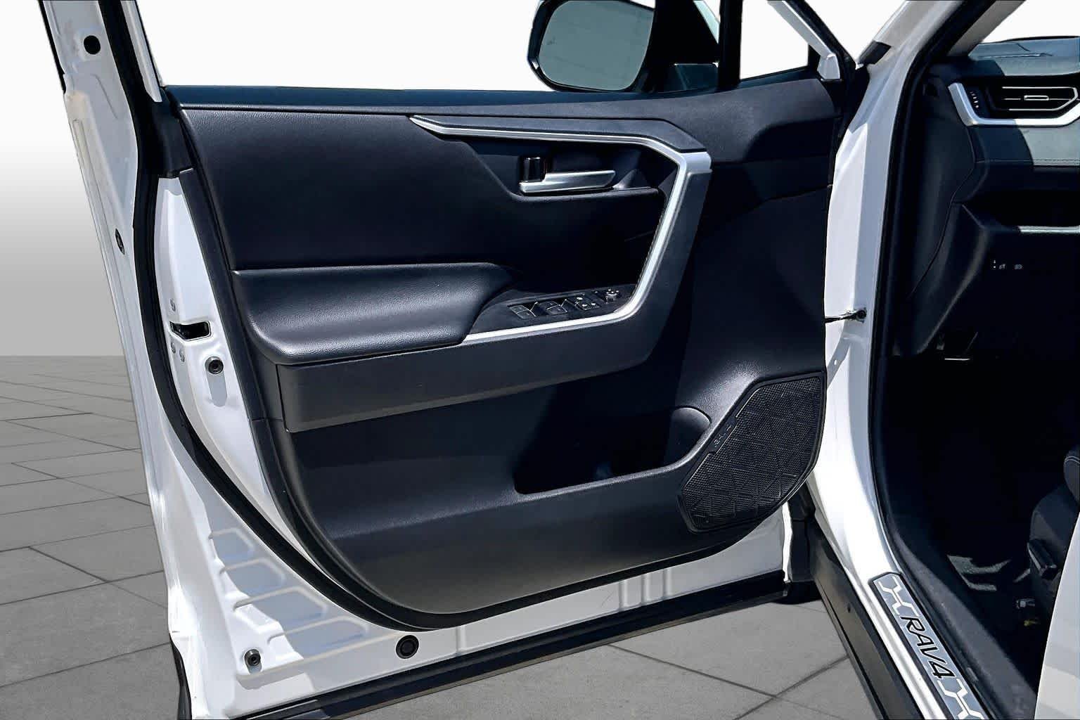 Used 2025 Wind Chill Pearl Toyota XLE Premium image 21