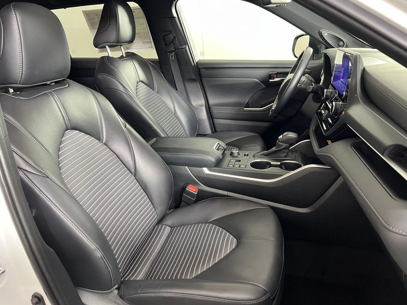Used 2024 Wind Chill Pearl Toyota XSE image 33
