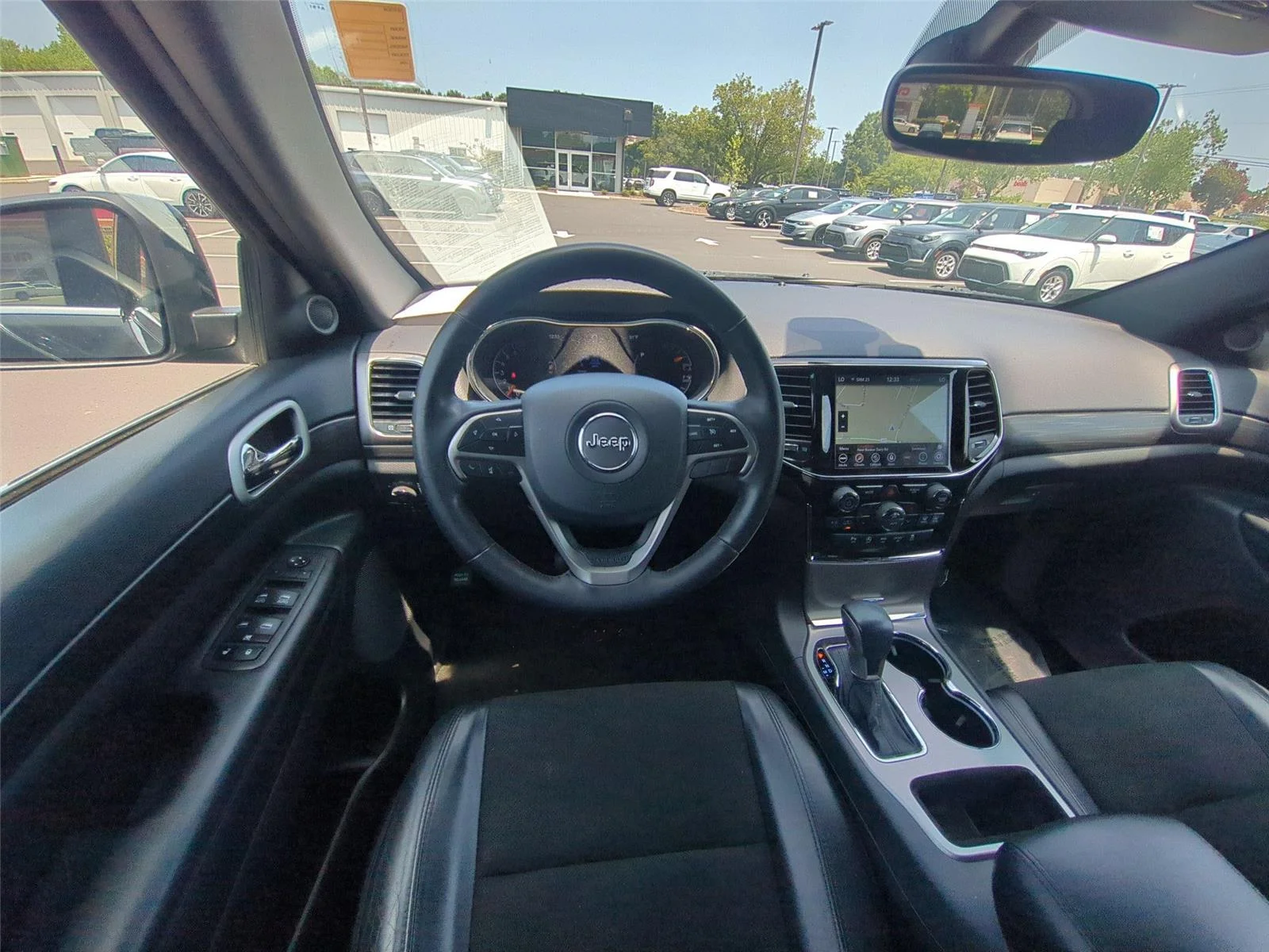 Used 2022 Diamond Black Crystal Pearlcoat Jeep Laredo X image 34