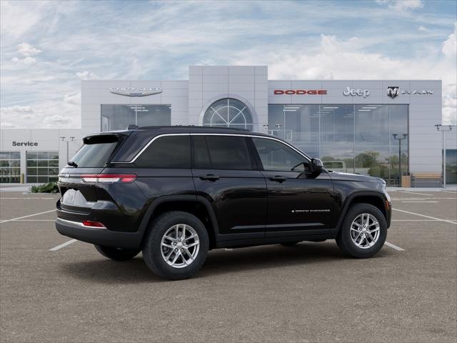 New 2026 Diamond Black Crystal Pearl-Coat Exterior Paint Jeep Laredo X image 45