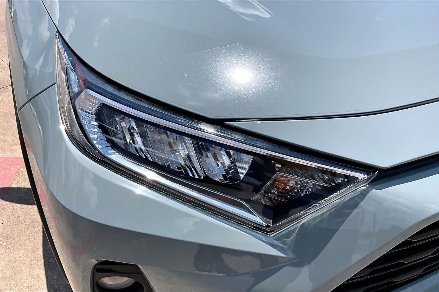 Used 2020 Lunar Rock Toyota XLE Premium image 28