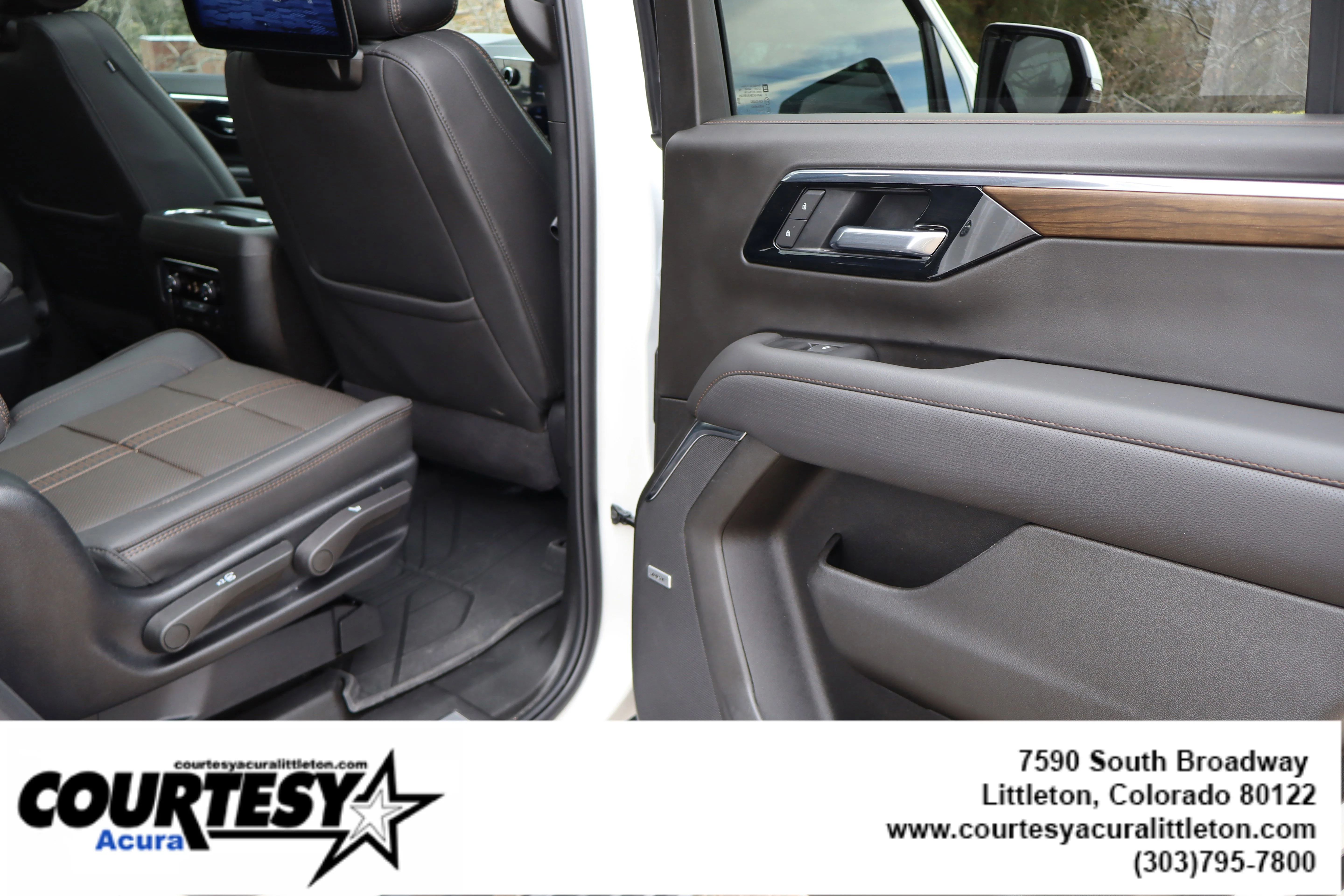 Used 2025 Iridescent Pearl Tricoat Chevrolet High Country image 37