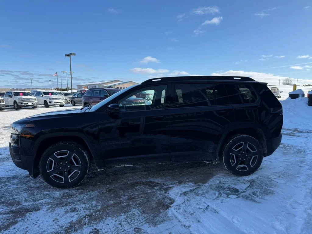 New 2026 Diamond Black Crystal Pearl-Coat Exterior Paint Jeep Limited image 7