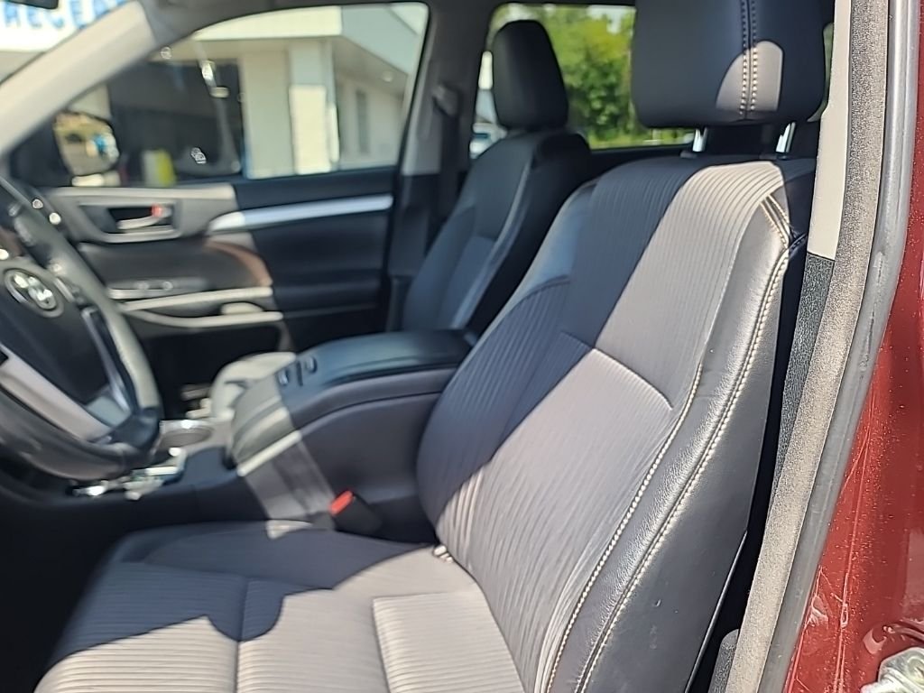Used 2016 Ooh La La Rouge Mica Toyota LE Plus V6 image 9