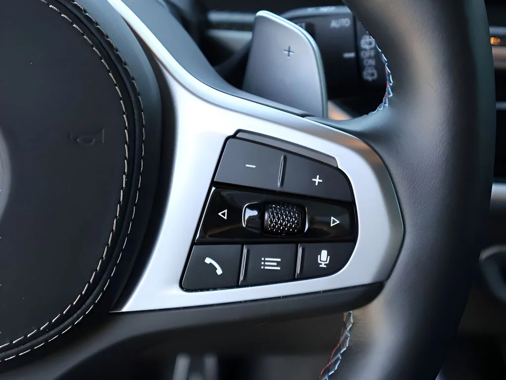 Used 2025 Black BMW M60i image 34