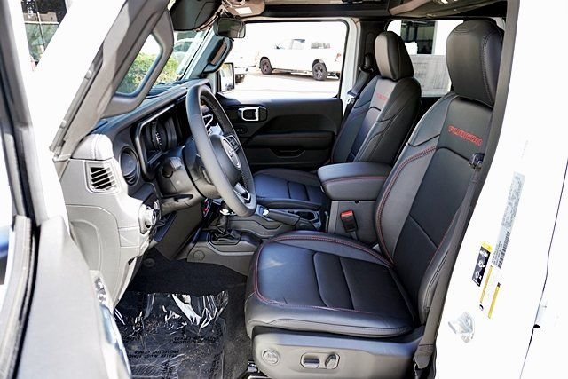 New 2026 Bright White Clear-Coat Exterior Paint Jeep Rubicon image 18