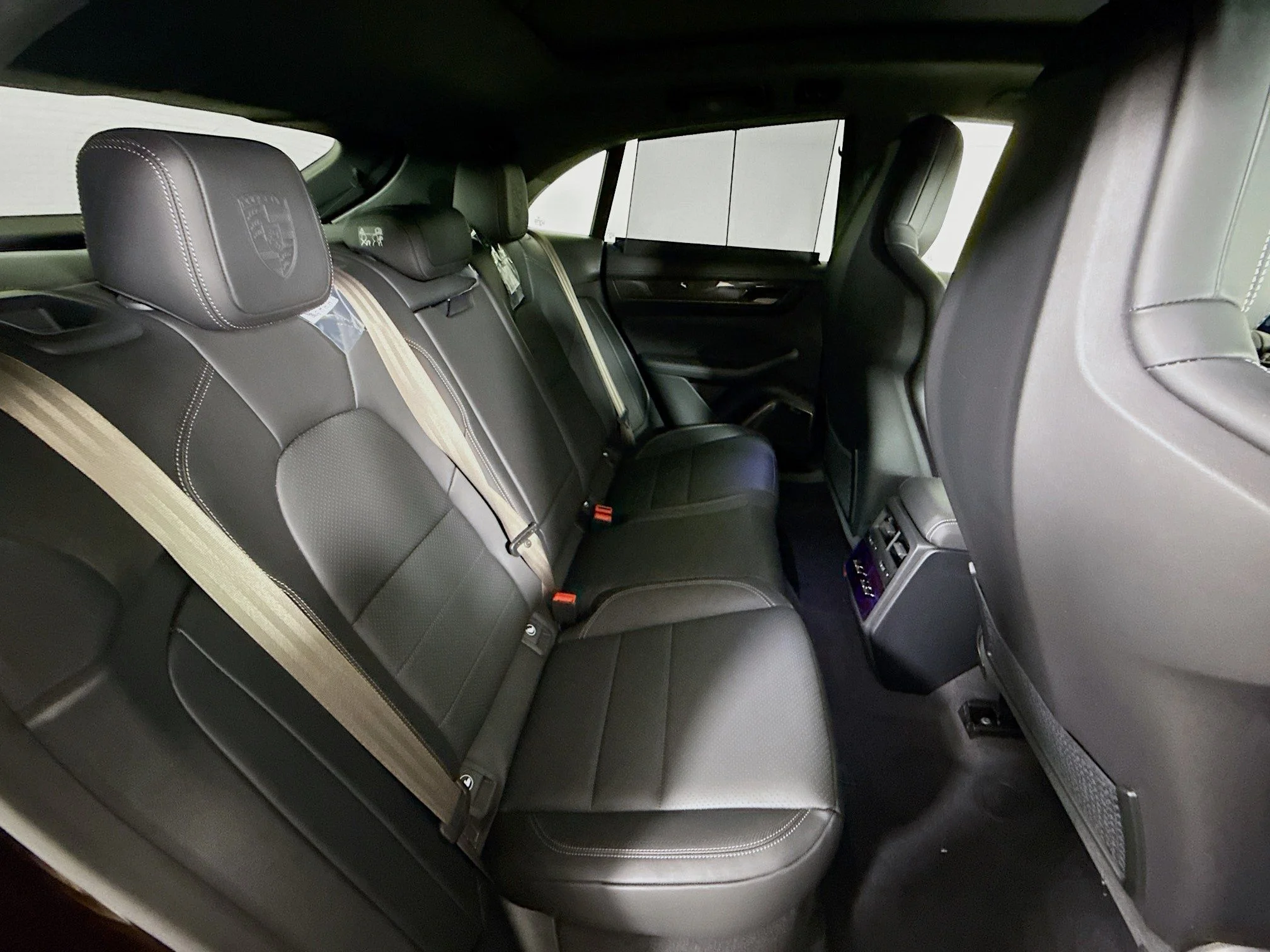 2025 Porsche Macan Turbo Electric - Photo 20
