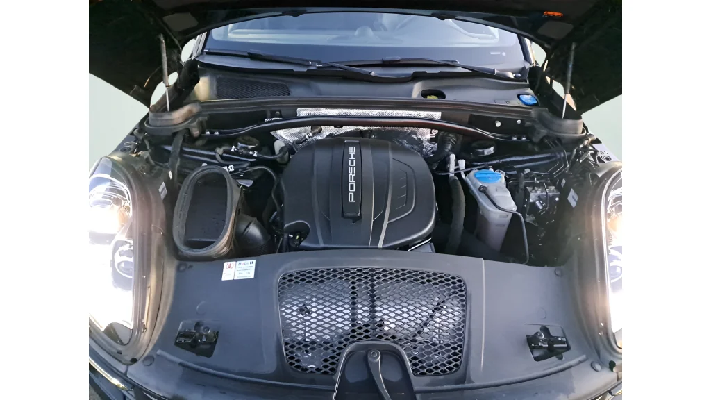 Used 2018  Porsche Base image 17