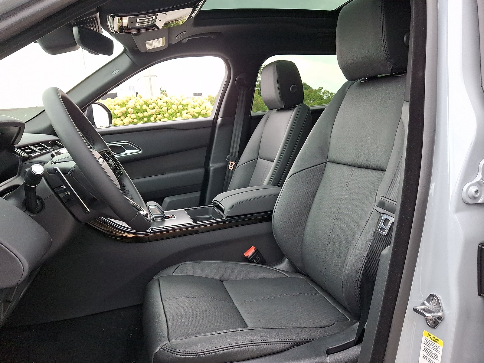 New 2026 Santorini Black Metallic - 1AG Land Rover S image 9