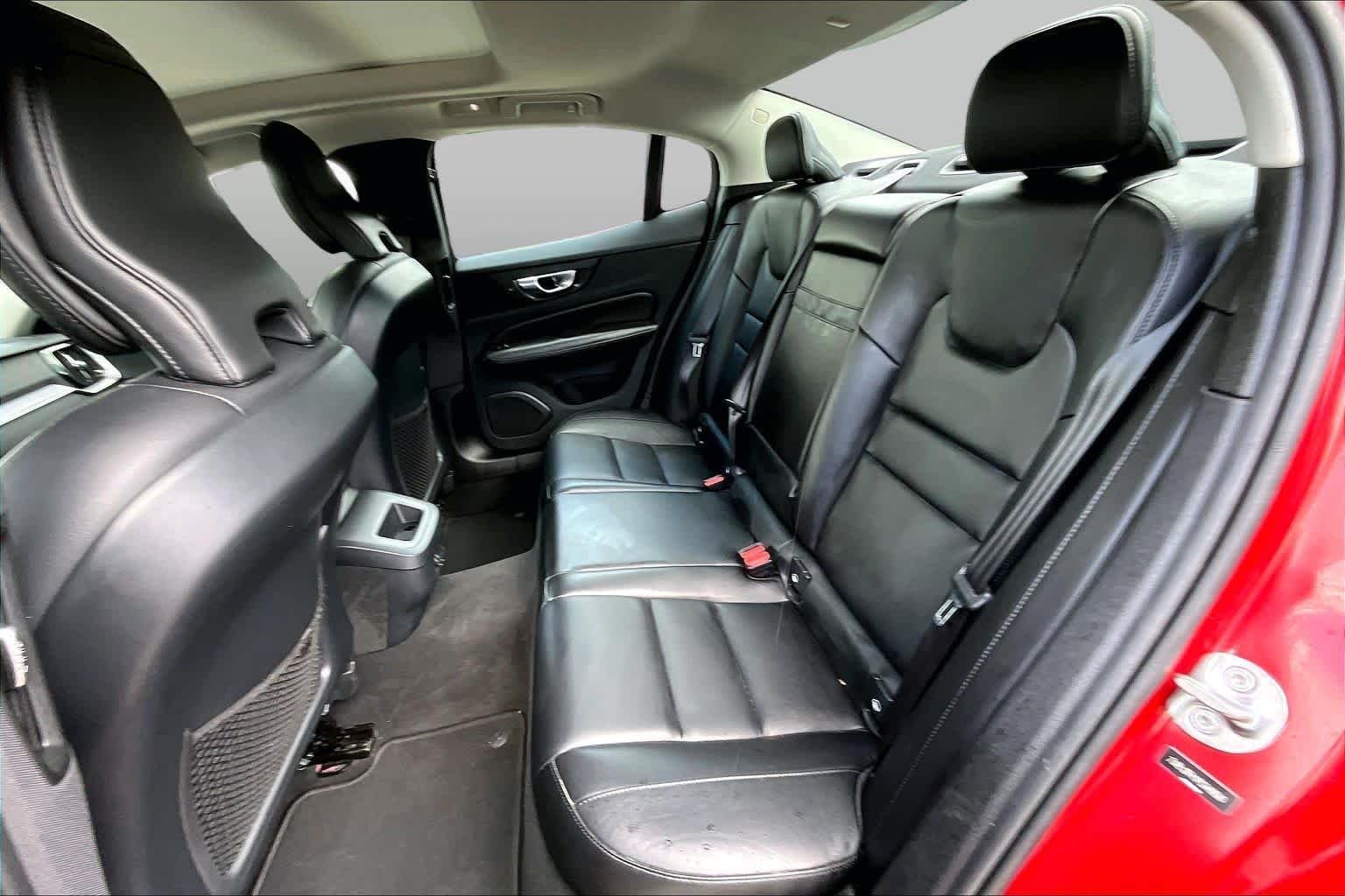 Used 2023  Volvo Core Dark Theme image 21