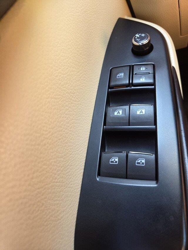 Used 2019 Blizzard Pearl Toyota XLE image 20