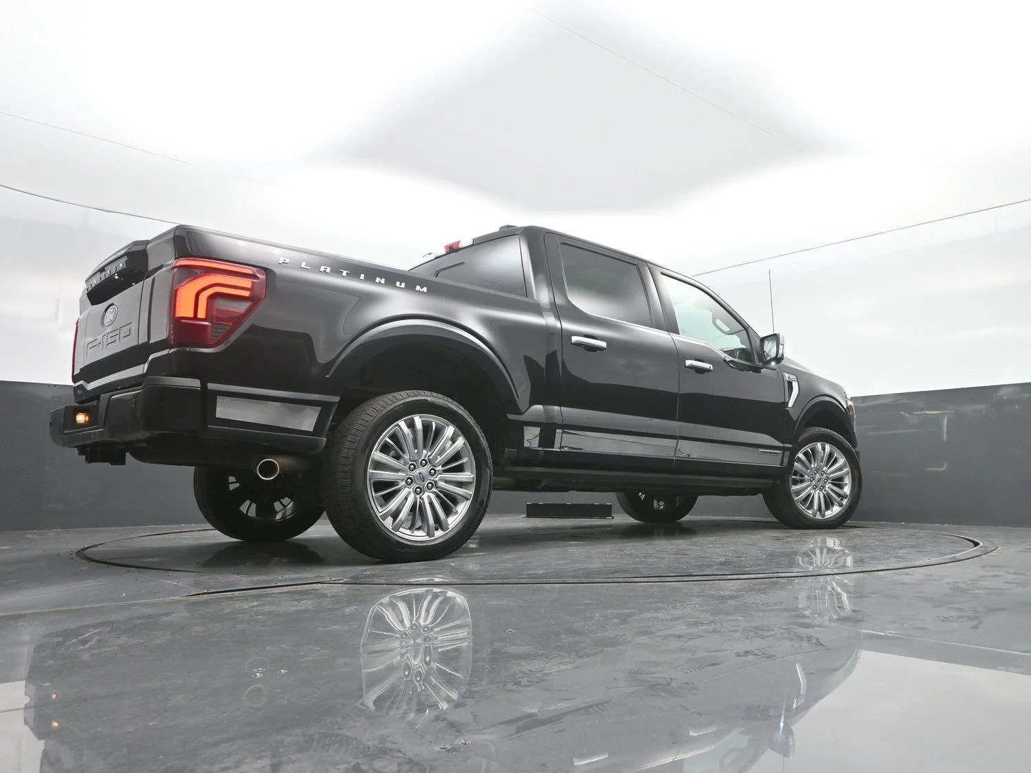 Used 2025 Agate Black Ford Platinum image 43