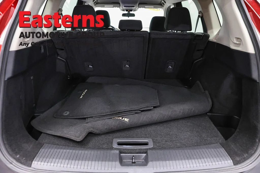 Used 2023 Red Nissan S image 9