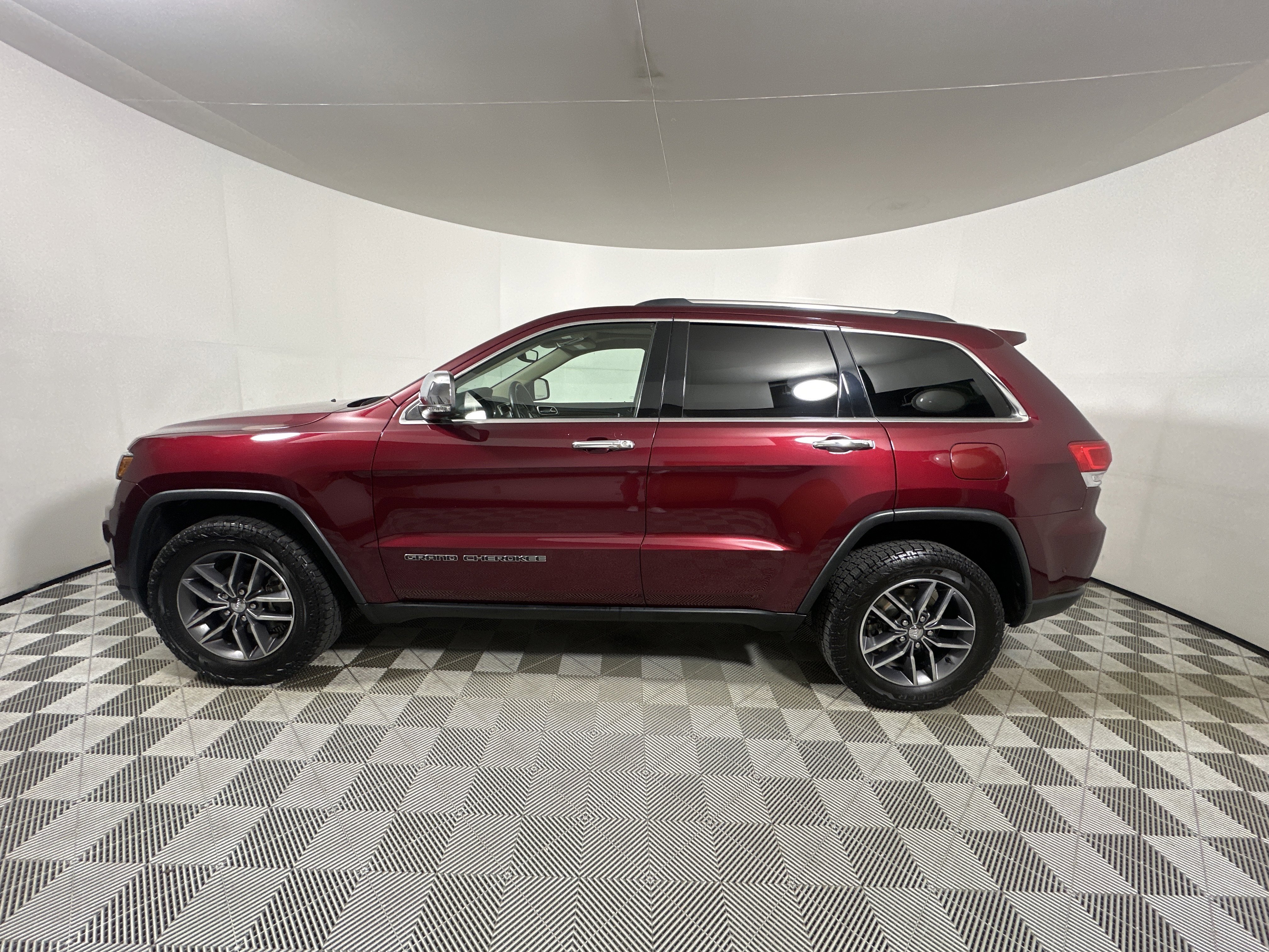 Used 2017 Velvet Red Pearlcoat Jeep Limited image 4